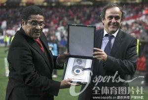 尤西比奥获颁2009年欧足联主席奖