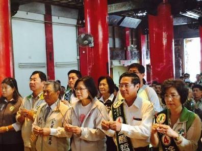 涂醒哲（右二）