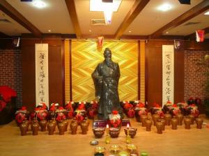 酒仙李八百铜像