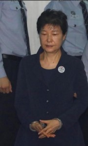 被戴上手铐