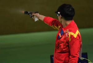 男子手枪速射 李越宏