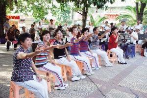 中老年妇女演唱