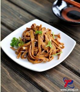 编辑2做法豆腐皮,卤汁,料酒,熟芝麻,红油,白糖.