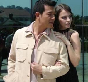 1993年吴毅将与任达华,关咏荷,庄静宜等主演韦家辉监制的电视剧《暴雨