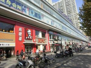 入口处以KFC为龙头的商业一条街