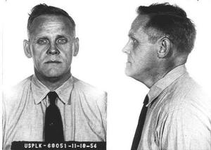 Gus Hall入狱照片