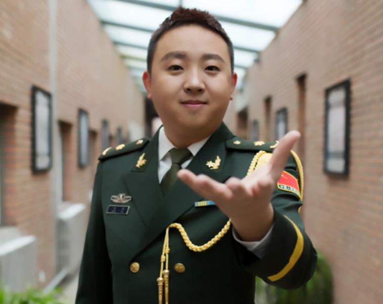 电影《炮兵少校》的背景歌曲,说的是苏宁的故事.是1993年上映的.